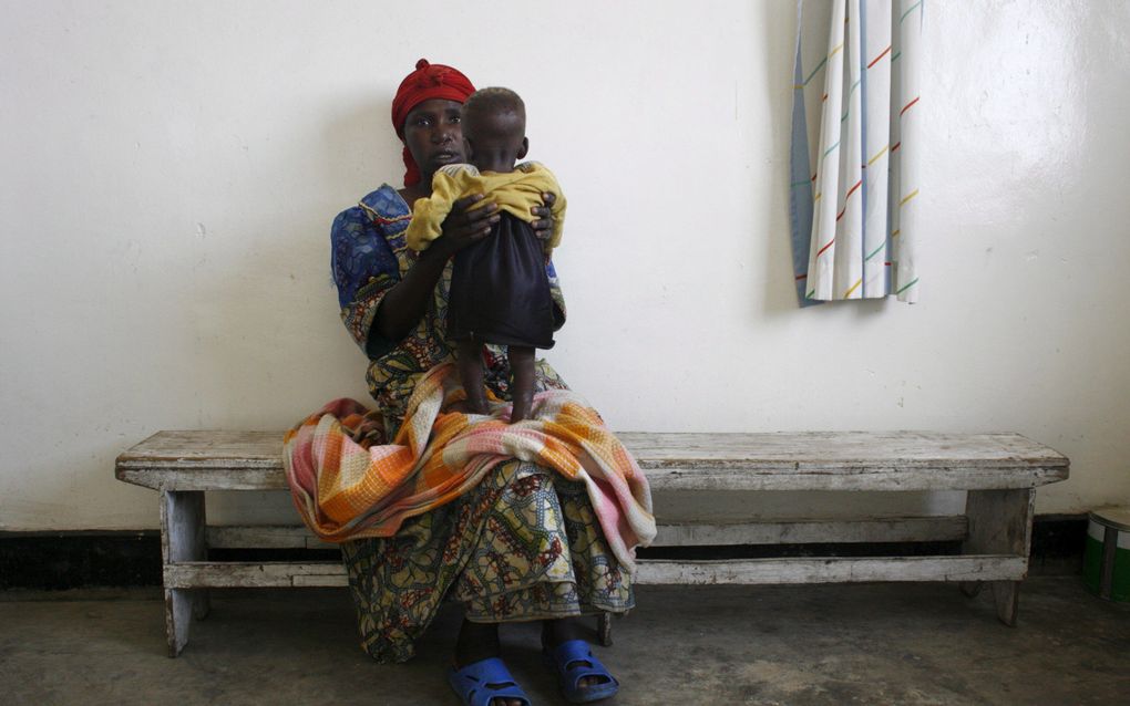 Een slachtoffer van seksueel geweld met haar zoontje in het Kyesheroziekenhuis in Goma, in de Oost-Congolese provincie Noord-Kivu. De vrouw is in augustus 2007 verkracht door twee soldaten van de inmiddels opgepakte rebellenleider generaal Laurent Nkunda.