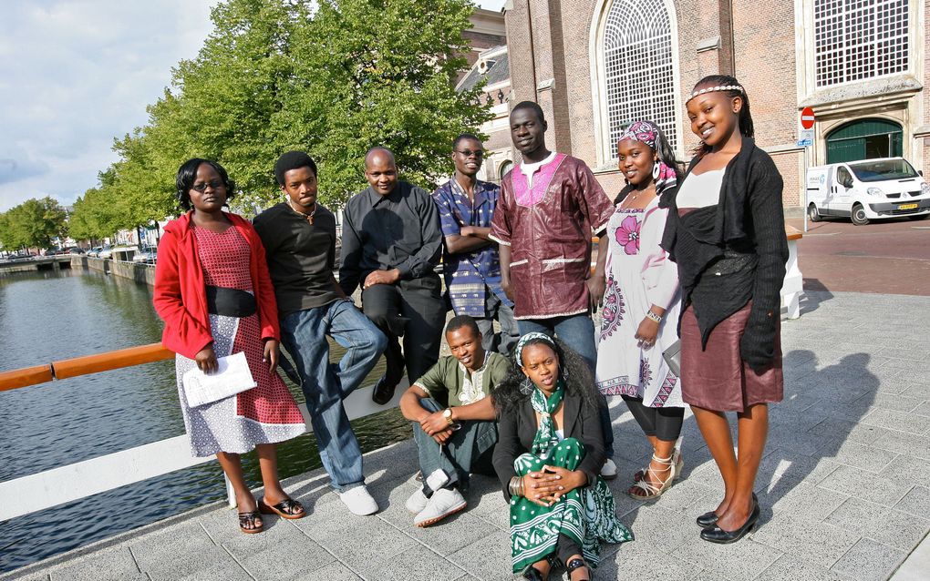 De Keniaanse muziekgroep Everpraise trok onlangs op uitnodiging van de Gereformeerde Zendingsbond (GZB) door Nederland. Godian is de derde van links, met het blauwe overhemd, Grace zit op de voorgrond, met de groene jurk. Foto RD, Anton Dommerholt