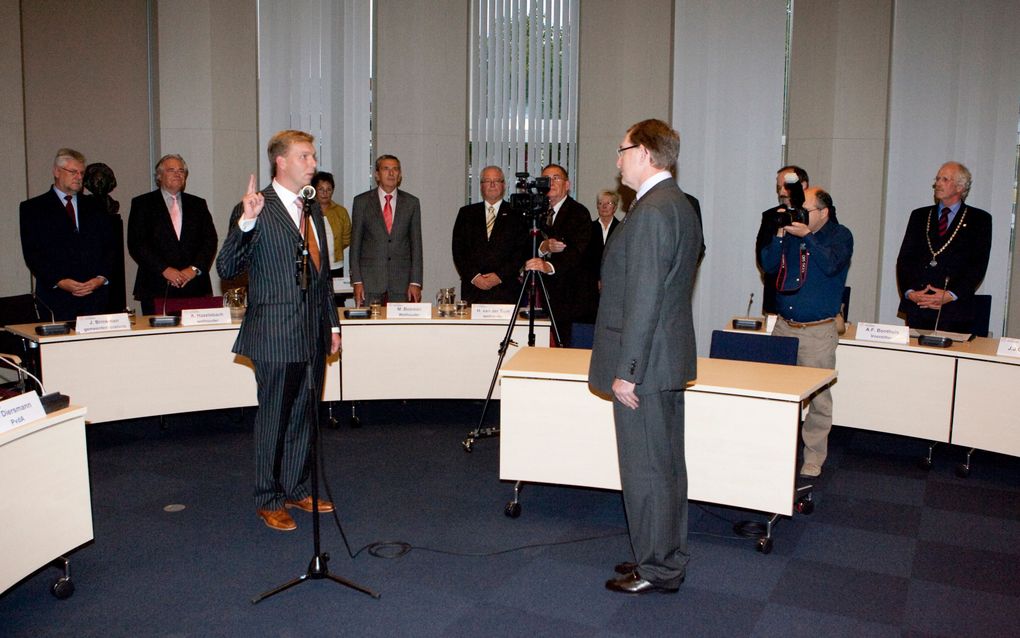 K. J. G. Kats legde donderdagavond de eed af tijdens zijn installatie als burgemeester van de dit jaar door herindeling ontstane gemeente Zuidplas. Foto Jan Hafkamp