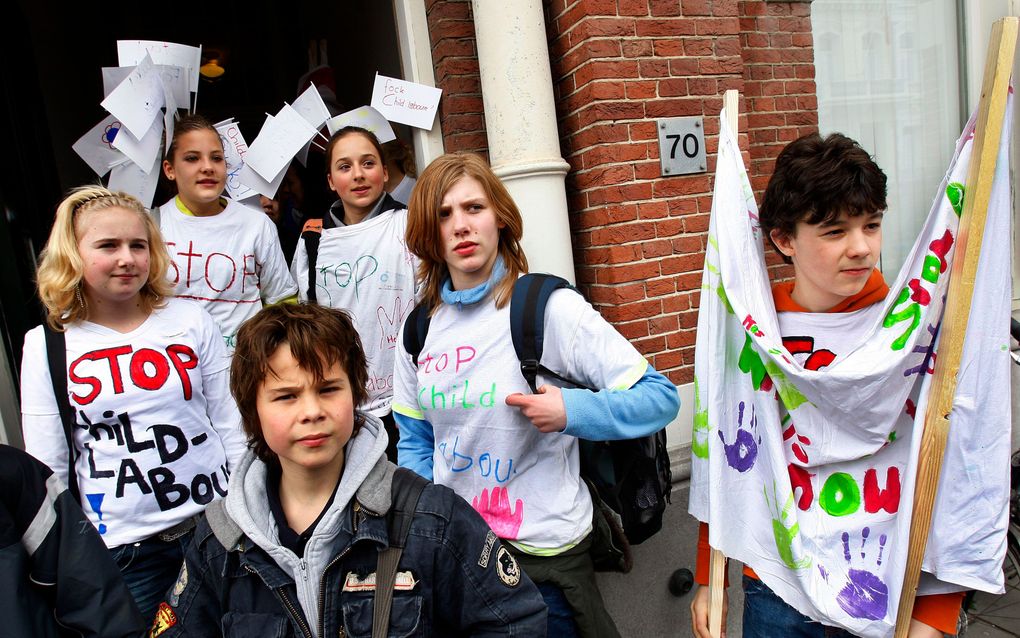 Kinderen protesteren tegen kinderarbeid in 2008. Foto ANP