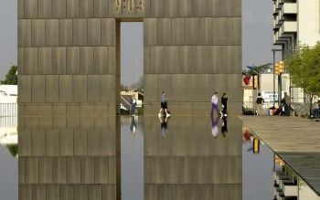 OKLAHOMA â€“ Bezoekers bij het Oklahoma City National Memorial in Oklahoma. Dit gedenkteken werd opgericht ter nagedachtenis aan de bloedige aanslag in Oklahoma City, vandaag precies tien jaar geleden. Deze aanslag kostte aan 168 mensen het leven. Het was