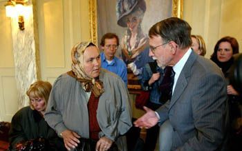 DEN HAAG - Directeur Blom van het Nederlands Instituut voor Oorlogsdocumentatie (NIOD) sprak donderdag in de Koninklijke Schouwburg in Den Haag met overlevenden van Srebrenica. De woede van de BosniÃ«rs over de inhoud van het rapport kon Blom niet wegneme