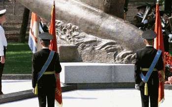 MOSKOU - Erewachten houden vaandels omhoog bij het monument ter nagedachtenis aan de slachtoffers van de ramp met de Koersk. Het monument werd maandag -precies twee jaar na het ongeluk met de Russische kernonderzeeÃ«r- onthuld. Bij de ramp in de Barentsze