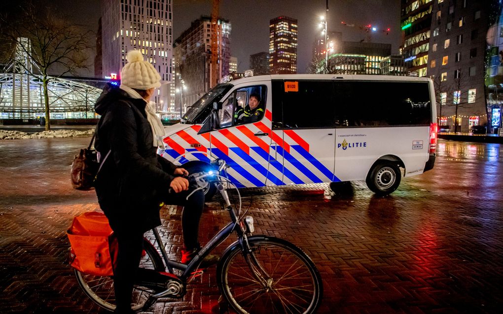 De politie heeft intussen tienduizenden boetes uitgeschreven voor het niet naleven van de avondklok. beeld ANP, Bart Maat