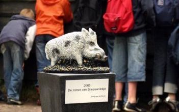 VIERHOUTEN - Partij voor de Dieren (PvdD) heeft donderdagochtend bij het wildscherm in Vierhouten een monument onthuld voor Sneeuwvlokje, het wilde witte zwijntje. Foto ANP