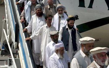 KABUL - Stamleiders arriveren op het vliegveld van Kabul om de jirga bij te wonen. Foto EPA