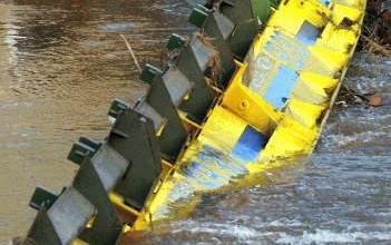 FLOEHA - Duitse militairen proberen een ingestorte brug te verwijderen in Floeha, in het oosten van Duitsland, waar de wateroverlast onverminderd groot is. - Foto EPA