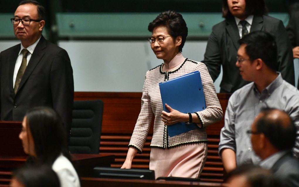 Carrie Lam komt aan in het parlement. beeld AFP