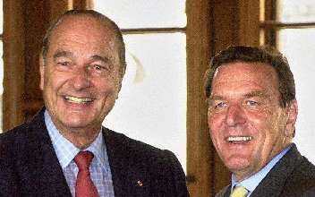 SCHWERIN - De Franse president Chirac (l.) ontmoette dinsdag de Duitse kanselier SchrÃ¶der (r.) tijdens een Frans-Duitse top in Schwerin. Zij spraken onder andere over een op handen zijnde aanval op Irak. - Foto EPA