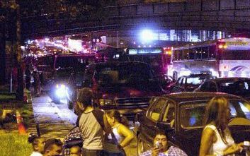 WEEHAWKEN - Honderden motorrijders en bussen stonden donderdagavond laat te wachten voor de ingang van de Lincoln-tunnel in Weehawken (New Jersey) om New York binnen te kunnen rijden. De tunnel was gesloten als gevolg van de stroomuitval. - Foto EPA