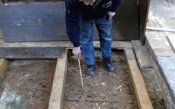 OOSTERBIERUM - De bijzondere mozaÃ¯ekvloer in het gebouw van de Samen-op-Weggemeente van Oosterbierum, die bij restauratie van de kerk werd ontdekt, stamt vermoedelijk uit de veertiende eeuw. - Foto Gert Gort