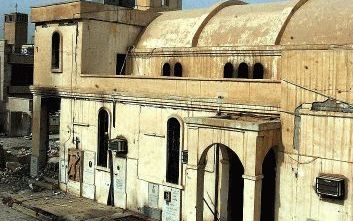 BAGDAD â€“ Een zwaar beschadigde kerk in Bagdad na de aanslagen van zaterdagmorgen, waarbij zes kerken in de Iraakse hoofdstad werden aangevallen door militanten. Niemand raakte gewond. Wel was er veel schade aan de gebouwen. Foto EPA