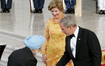 WASHINGTON â€“ De Indiase premier Singh werd maandag met veel egards op het Witte Huis ontvangen door de Amerikaanse president George Bush en zijn echtgenote, Laura. De Verenigde Staten en India halen hun banden op diplomatiek, economisch en wetenschappel