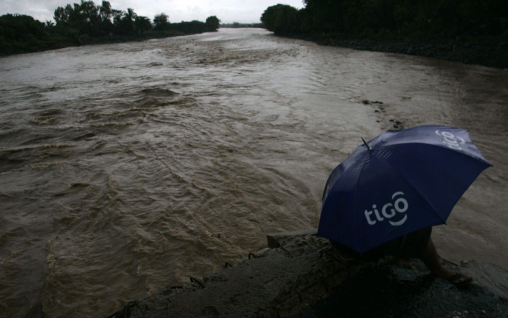 De Huiza-rivier in El Salvador tijdens de eerste tropische storm van het seizoen. Foto EPA