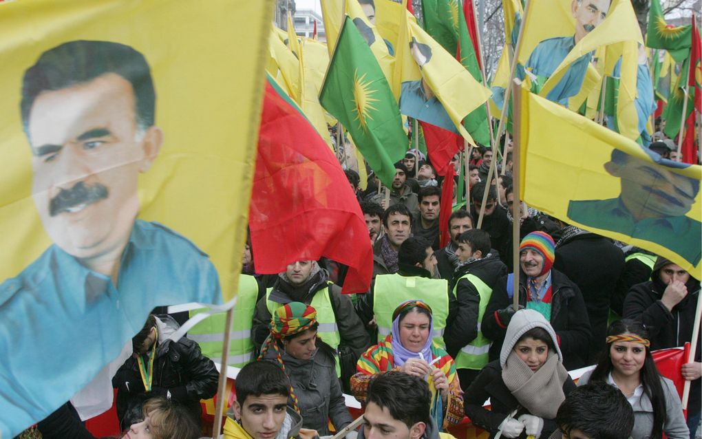 Koerdische demonstranten dragen het portret van PKK-leider Öcalan. Foto EPA