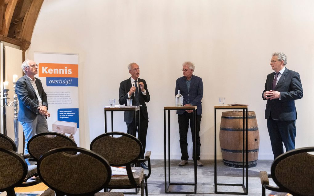 V.l.n.r.: prof. Den Heijer, prof. Jochemsen, politiek commentator Martin Sommer en SGP-Kamerlid Roelof Bisschop in debat over gendergelijkheid. beeld Erik Kottier