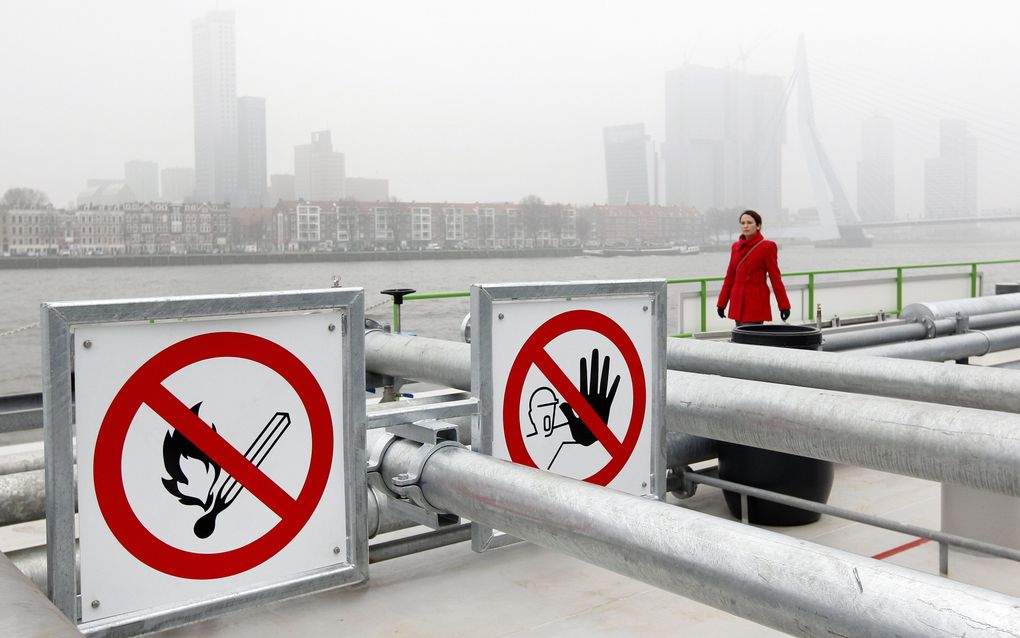 Duizenden keren per jaar blazen binnenvaarttankers giftige gaswolken de lucht in. De overheid is aan zet om dit te verbieden. Op de foto: een binnenvaarttanker in de omgeving van Rotterdam. beeld ANP, Bas Czerwinski