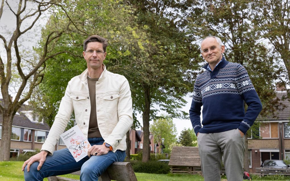 Ethicists Groenewoud (l.) and Boer (r.) published 43 euthanasia stories of nearby people. They thus sketched a picture of the Dutch practice. Photo Erik Kottier