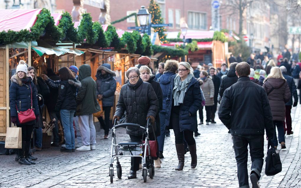 Sfeerbeeld van de kerstmarkt in Aken, een dag na de aanslag op de Berlijnse kerstmarkt. beeld ANP