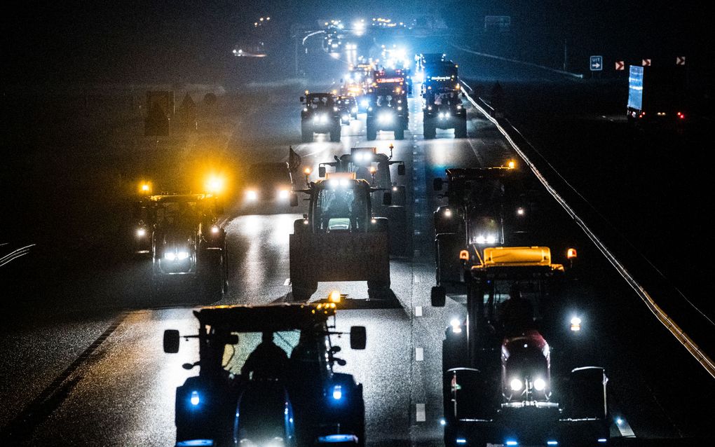 Boeren onderweg voor het protest bij RIVM in Bilthoven en in Den Haag. Belangenbehartiger LTO Noord riep op tot een boerenprotest en eist een opschorting van de beleidsregels rond stikstof. beeld ANP