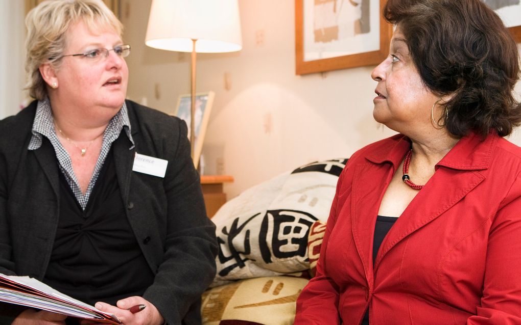 Casemanager Wilma Pors (l.) bezoekt mensen thuis. Foto Hans Oostrum Fotografie