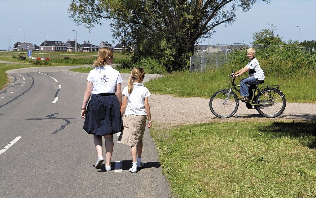 Een kruising met een onverharde weg. Voetgangers moeten iedereen die uit een zijweg komt rijden voor laten gaan. De fietser mag dus voor de meisjes. beeld VVN