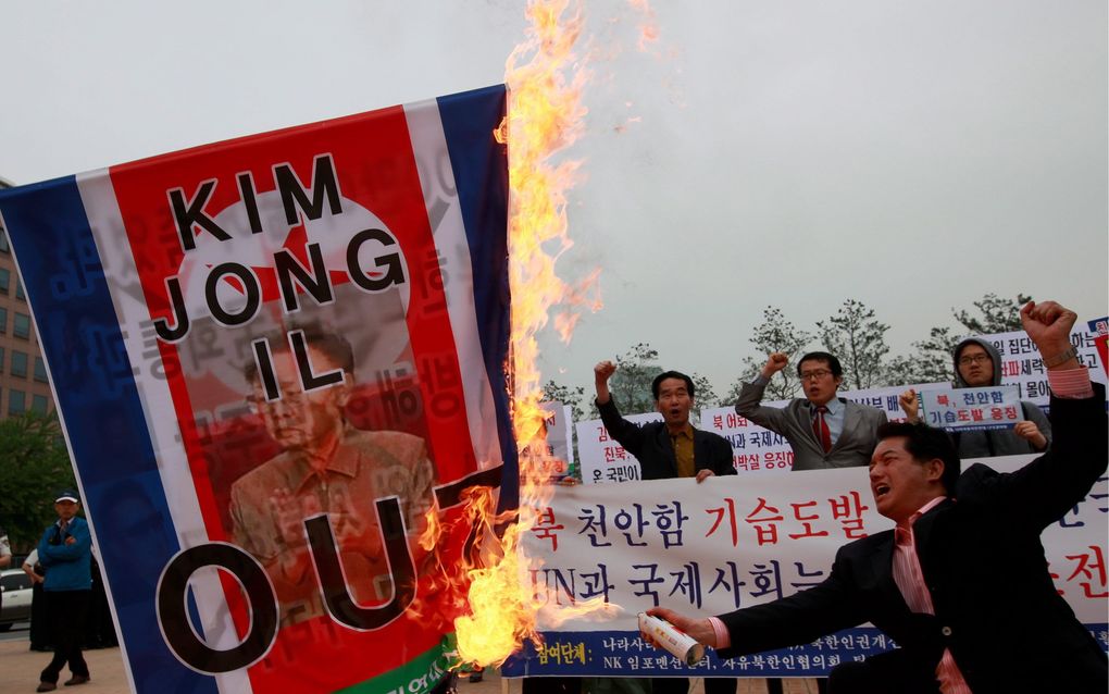 Zuid-Koreaanse activisten verbranden in de hoofdstad Seoul vlaggen van Noord-Korea en portretten van Kim Jong-il. Foto EPA