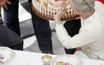 FREDENSBORG â€“ De Amerikaanse president Bush had er woensdag een hele klus aan om alle 59 kaarsjes op zijn verjaardagstaart uit te blazen. Bush kreeg de taart van de Deense koningin Margrethe (r.), bij wie hij op bezoek was. Foto EPA