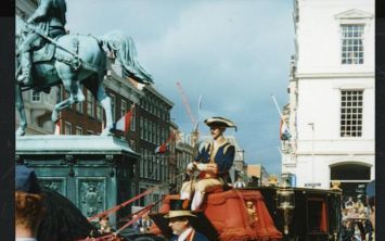 De grootmeester en de grootmeesteres rijden op Prinsjesdag in een zwarte koets voor de koningin uit naar de Ridderzaal. Foto RD