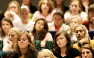 De basisbeurs voor studenten verdwijnt wellicht om plaats te maken voor een lening. Minister Plasterk van Onderwijs praat daarover woensdag met minister Bos van Financiën. Foto ANP