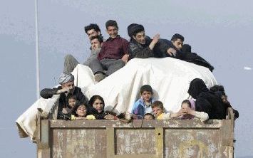 ARBIL - Iraaks-Koerdische gezinnen verlaten in een vrachtwagen de stad Arbil, die wordt gecontroleerd door de Democratische Partij van Koerdistan. Iraakse Koerden bereiden zich voor op de naderende Amerikaanse aanval op Irak. - Foto EPA