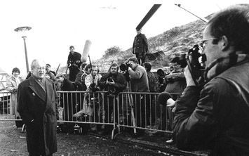 NOORDWIJK - Freddy Heineken eind 1983 oog in oog met de pers nadat hij uit handen van zijn ontvoerders was bevrijd. De biermagnaat is donderdag overleden. - Foto ANP