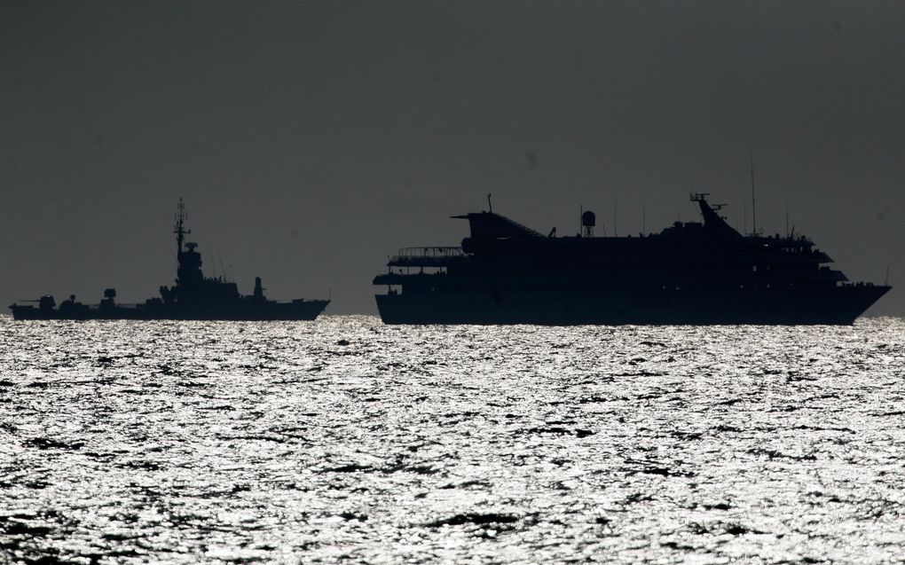 Een Israëlisch marineschip begeleidt een van de schepen van de ”vrijheidsvloot" naar de haven van Ashdod, in Zuid-Israël. Foto EPA