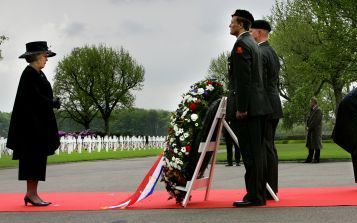 MARGRATEN â€“ President Bush en koningin Beatrix legden zondagochtend een krans op de militaire begraafplaats in Margraten, Zuid Limburg. Op de Amerikaanse begraafplaats liggen 8302 Amerikaanse slachtoffers van de Tweede Wereldoorlog begraven. De kransleg