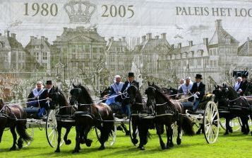 APELDOORN â€“ Koningin Beatrix kreeg zaterdag een hippisch saluut aangeboden ter gelegenheid van haar 25-jarig regeringsjubileum. Ook Friese rijtuigen reden mee. Foto ANP