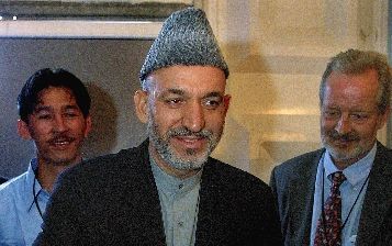 KABUL - De Afghaanse loya jirga koos donderdag Hamid Karzai definitief tot president. Tijdens de stemming bracht Karzai uiteraard ook zelf zijn stem uit. - Foto EPA