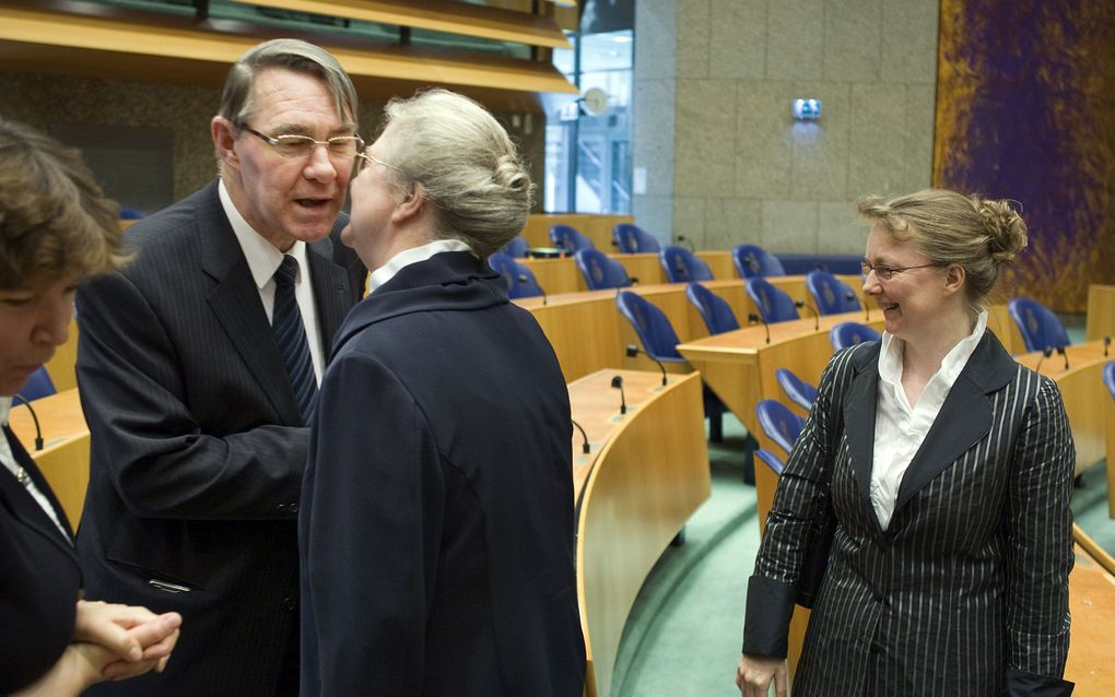 SGP-leider Van der Vlies wordt woensdag door zijn vrouw en dochter gefeliciteerd met zijn koninklijke onderscheiding. Foto ANP