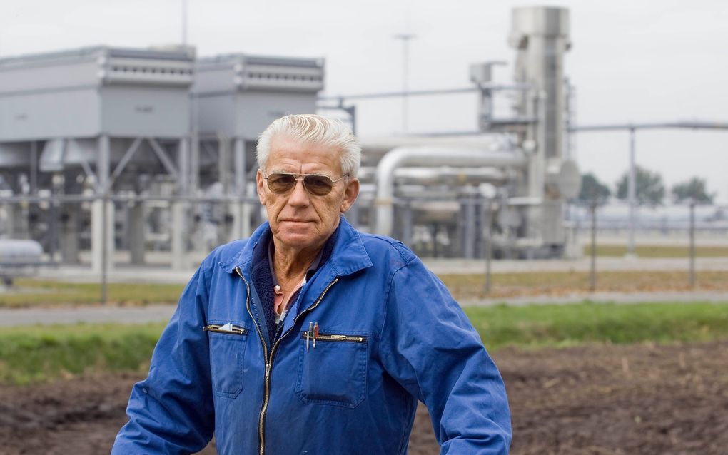 SLOCHTEREN – Arend ter Veer bij een van de gaswinlocaties in de gemeente Slochteren. Foto Jan Willem van Vliet