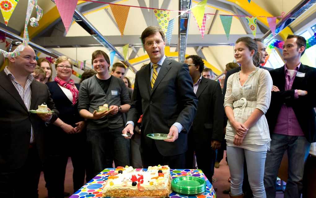 Premier Balkenende vierde op 11 mei zijn verjaardag met Hyvesvrienden. Vijftien Hyvesvrienden van Balkenende die ook op 7 mei jarig waren konden zichzelf en een introducé opgeven voor dit feestje. Foto ANP