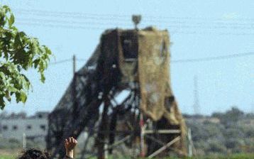 KEFAR DAROM â€“ IsraÃ«lische kinderen vermaken zich met teddyberen en speelgoedauto’s in de nederzetting Kefar Darom in de Gazastrook. Ondanks felle kritiek binnen zijn eigen rechtse coalitieregering bleef premier Sharon dinsdag bij zijn plannen om bijna 