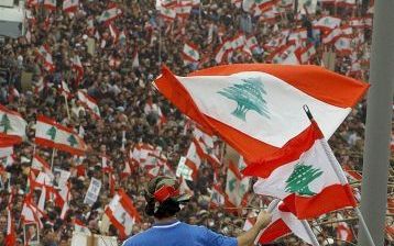 BEIROET - Honderdduizenden demonstranten in Beiroet. Zij zijn voor handhaving van de banden met SyriÃ« en de Syrische militaire aanwezigheid in Libanon. Foto EPA