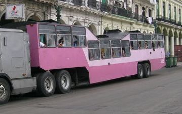 HAVANA â€“ Deze bus, die wel honderd mensen kan vervoeren, heeft als bijnaam ”camello” (kameel). Foto’s HVC.