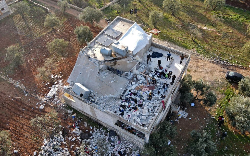 Beschadigd gebouw in het noorden van Syrie na een operatie door de Amerikanen op donderdag. Hierbij kwam waarschijnlijk de IS-leider om het leven. beeld AFP, Aaref WATAD 