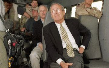 BAGDAD - Rumsfeld heeft donderdag onverwacht een bezoek gebracht aan de Abu Ghraib-gevangenis bij Bagdad. Voor enkele honderden Amerikaanse militairen hield Rumsfeld een toespraak. Hij zei tegen de soldaten dat hij was gekomen om hen in de ogen te zien. „