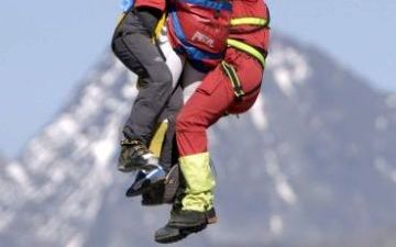 SOELDEN - Hulpverleners redden een passagier uit een gondel. Zeker negen mensen kwamen bij het ongeluk om. Foto EPA