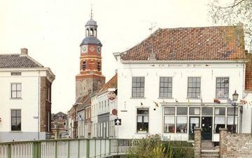 BUREN – Winkeltjes en galerieën in het toeristische stadje Buren (foto) zijn elke zondag open, maar een C1000 in Maurik mag dat niet. De gemeente Buren wil nu beleid ontwikkelen op dit gebied. Ondernemers van omliggende plaatsen zijn een handtekeningenact