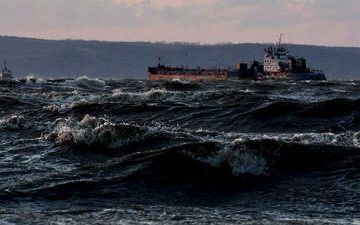 Boten in zwaar weer op de Zwarte Zee. Foto EPA