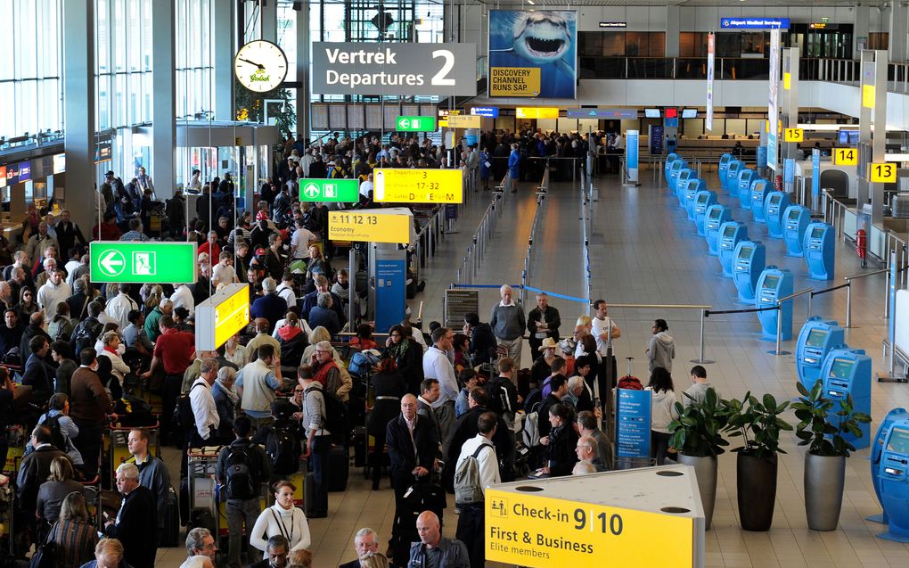 SCHIPHOL - Lange wachtrijen op Schiphol. Foto ANP