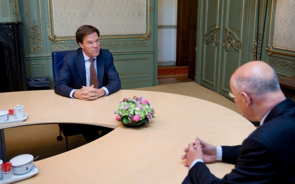 DEN HAAG – Informateur Uri Rosenthal (r.) praat maandag met VVD-fractievoorzitter Mark Rutte in het gebouw van de Eerste Kamer in Den Haag.