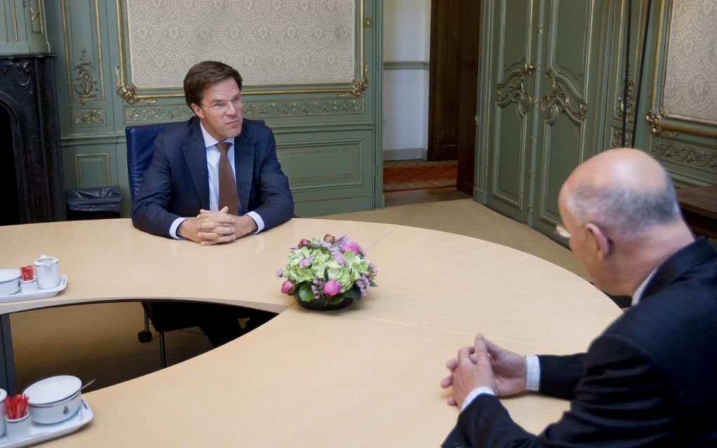 Informateur Uri Rosenthal (R) praat maandag met VVD-fractievoorzitter Mark Rutte in het gebouw van de Eerste Kamer in Den Haag.  Foto ANP